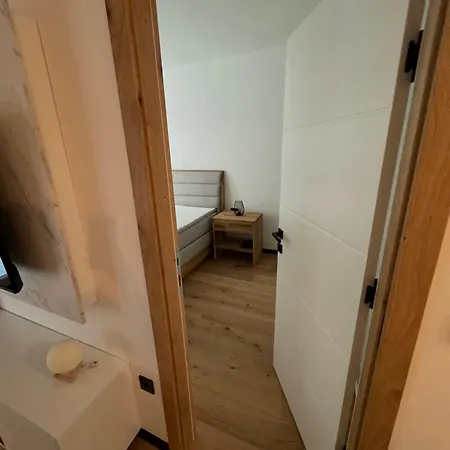 Ali - Garage Included