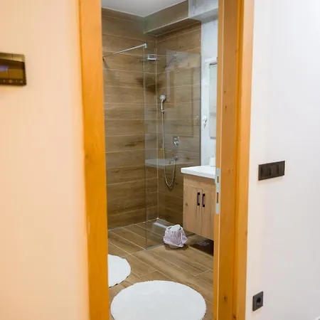 Ali - Garage Included