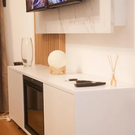 Ali - Garage Included *